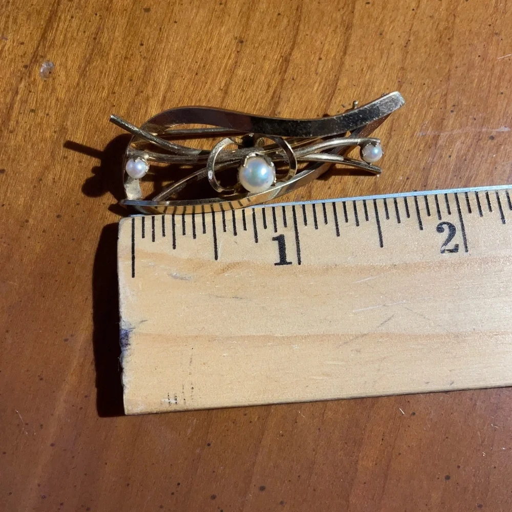 Vintage Midcentury Winard Signed 12KG Brooch in with 3 Pearls